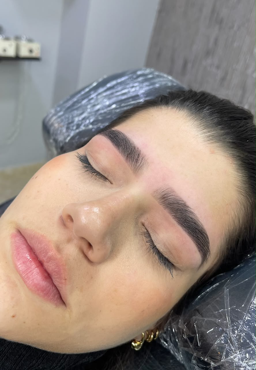 Clienta de Beauty Studio durante un diseño de cejas